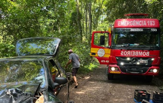 Colisão frontal entre carro e caminhão deixa mulher ferida em Cunha Porã