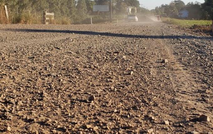 Falta de chuvas dificulta trabalhos na recuperação da malha viária em Tunápolis