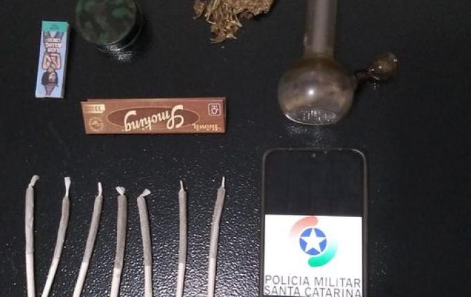 Homens são pegos com maconha no centro de Saltinho