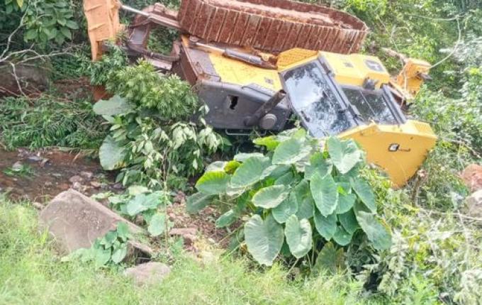 Operador fica ferido em tombamento de máquina no interior de Itapiranga
