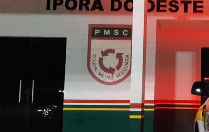 Motorista embriagado ameaça policiais, danifica viatura, foge da delegacia, mas acaba preso