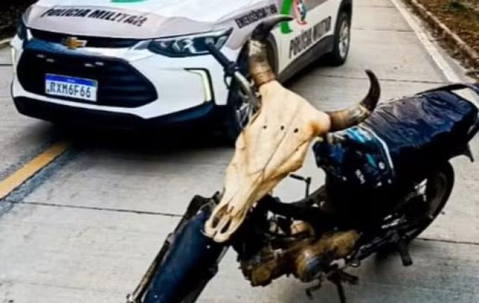 Condutor de moto com caveira e chifres no lugar do farol é autuado em SC