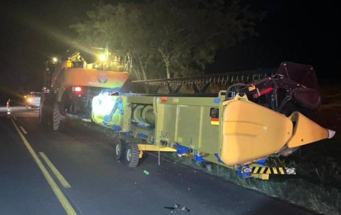 Colisão envolve carros e colheitadeira na SC-496, no interior de Santa Helena