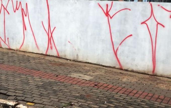 Homem picha parede de empresa em São Miguel do Oeste; assista