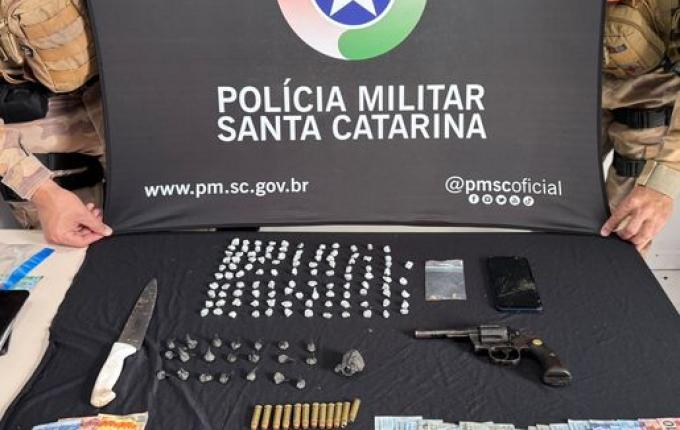 Polícia Militar prende jovem com drogas e arma em São Miguel do Oeste