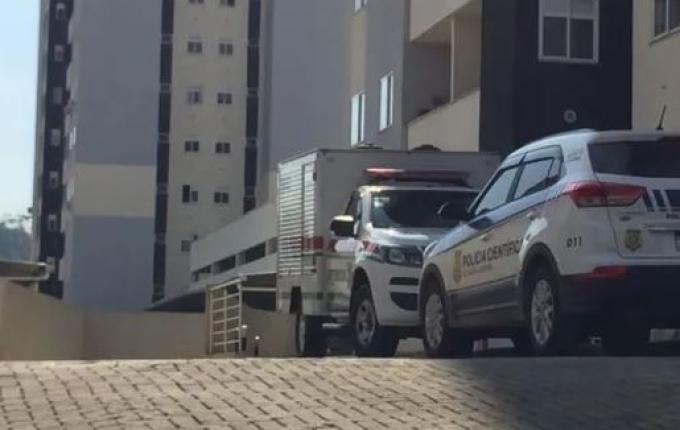 Mãe e bebê são encontrados mortos em apartamento