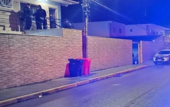 Ataque a tiros termina com homem morto e bebê em estado grave em Florianópolis