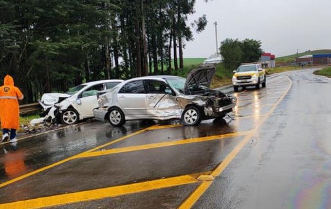 Três pessoas ficam feridas em colisão na SC-157