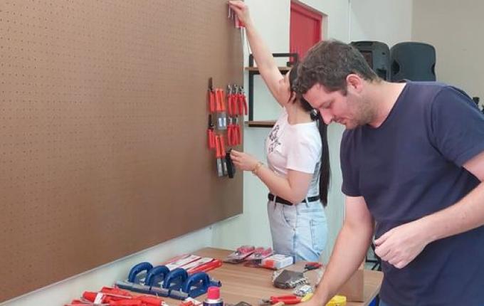 Colégio Claudino Crestani recebe aparelhos para implantar Sala Maker