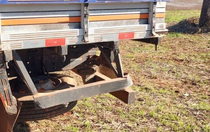 Caminhão sai da pista e parte da carga de milho se espalha às margens da SC-161