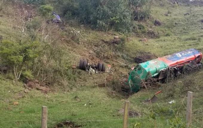 Caminhão despenca em ribanceira e rodovia é interditada por risco de explosão