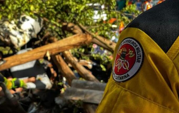 Colisão seguida de capotamento deixa seis feridos na BR-163