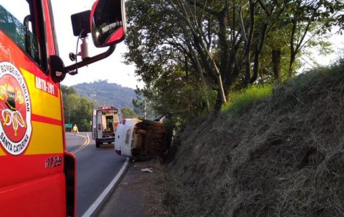 Condutora perde o controle da direção e tomba na SC-157
