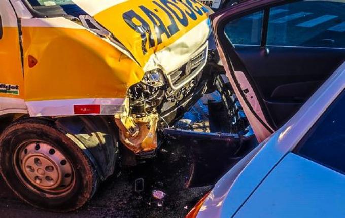 SMO: colisão entre carro e van escolar mobiliza Bombeiros e PM