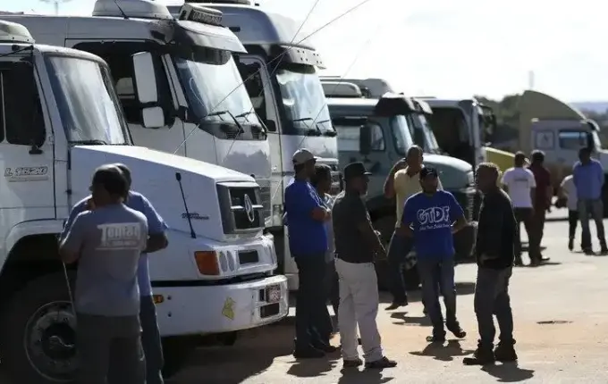 Escassez de caminhoneiros pode aumentar fretes e afetar logística no Brasil