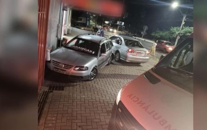 Motorista avança com carro contra pessoas em conveniência e deixa dois feridos em SMO
