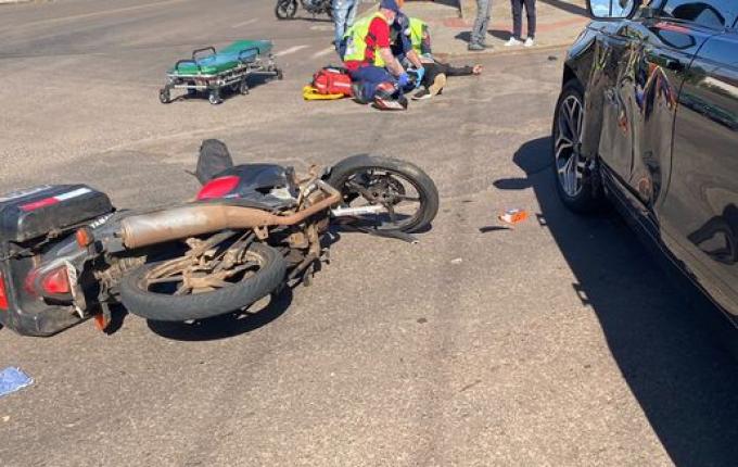 Colisão lateral deixa motoboy ferido na Willy Barth