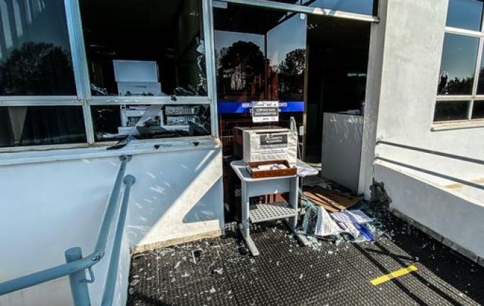 VÍDEO: Inconformado com o INSS fechado homem danifica agência em SMO