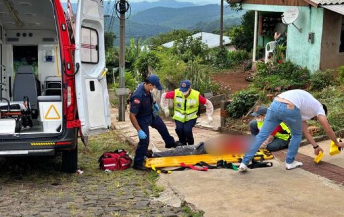 Homem fica ferido após cair de prédio em São Miguel do Oeste