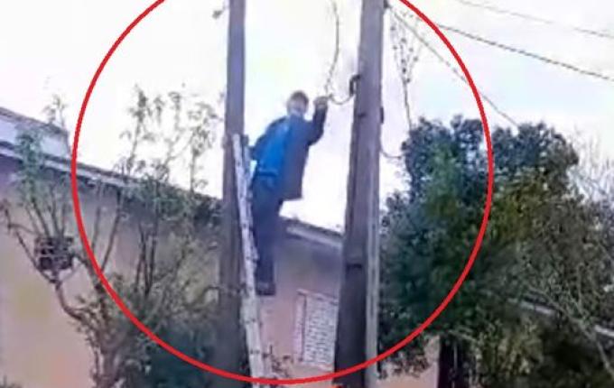 Morador corta fio de energia elétrica após fogo em poste; vídeo