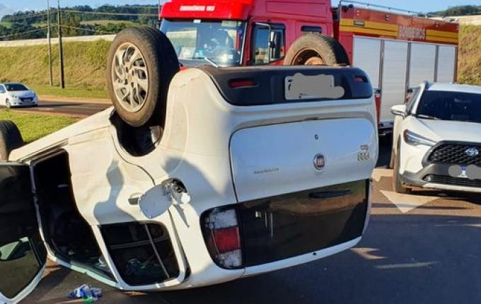 Após colisão carro capota em São José do Cedro