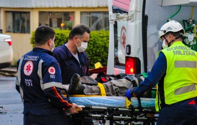 Colisão deixa motociclista ferido na Willy Barth; vídeo