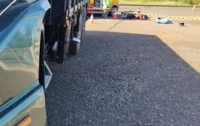 Jovem de 19 anos morre em acidente entre caminhão e moto
