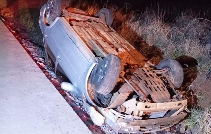 Três pessoas ficam feridas em capotamento na SC-305 em Campo Erê