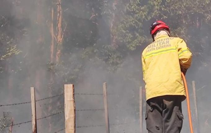 Período atípico exige atenção contra riscos de queimadas, alerta bombeiros