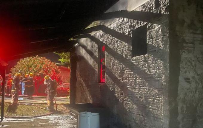 Casa é destruída por incêndio em Guaraciaba, e morador é levado ao hospital