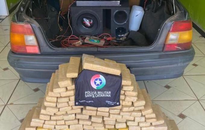 Polícia Militar apreende 146 tabletes de maconha e prende três homens