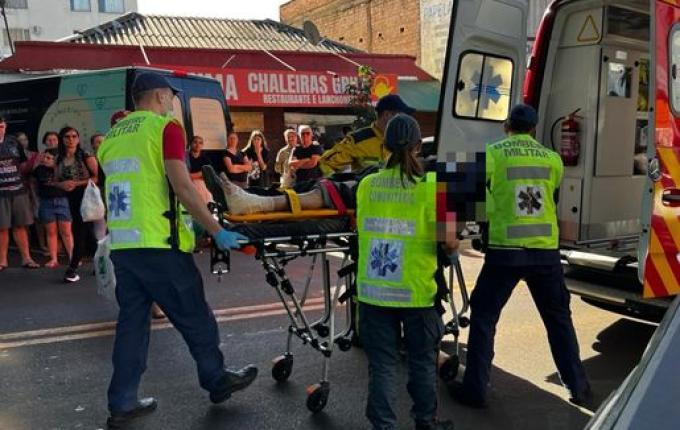 Acidente entre moto e carro deixa homem ferido no centro de SMO