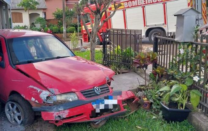 Picada de abelha faz motorista perder controle e bater em casa em São João do Oeste