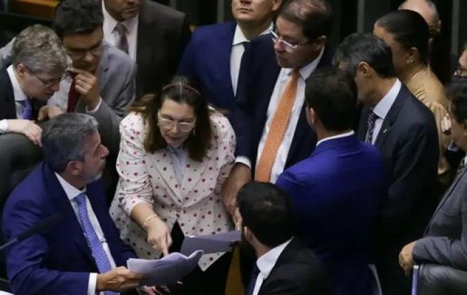 PEC de corte de gastos é aprovada em dois turnos na Câmara