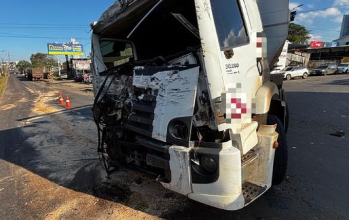Acidente entre carreta e caminhão de ração deixa homem ferido em São Miguel do Oeste