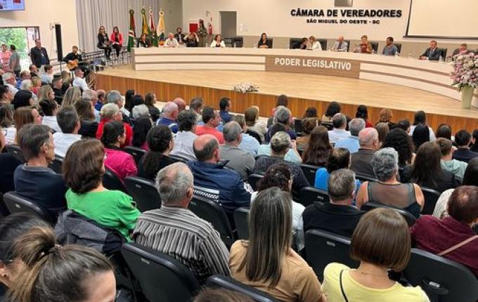 Renovação da Galeria Lilás e homenagens marcam sessão especial da Câmara de Vereadores em SMO