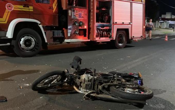 VÍDEO: Motociclista sofre ferimentos graves em colisão traseira