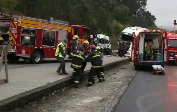 Acidente entre van e caminhão deixa 3 mortos e feridos em rodovia de SC