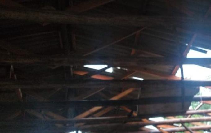 Ventos fortes danificam galpões e causam prejuízos no interior