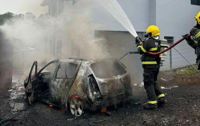 Carro é destruído por incêndio no interior de Mondaí