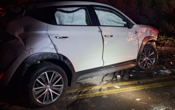 Motorista abandona carro após sair da pista e bater em barranco na SC-386, em Mondaí