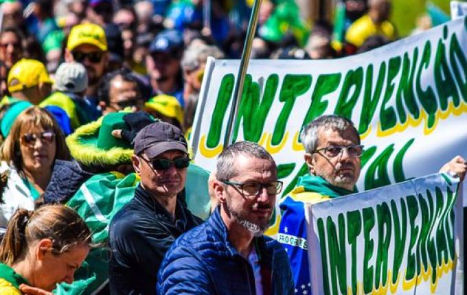 Imagens: Manifestantes pedem intervenção Federal em frente ao 14ºRCMec
