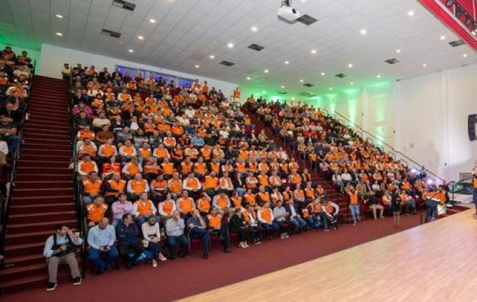 SC entrega primeiros caminhões-pipa para municípios do Oeste