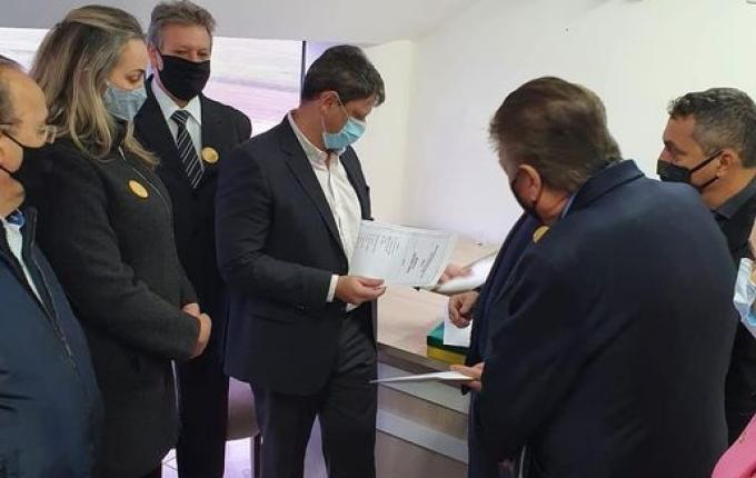 Comitiva entrega projeto e pedido para recuperação da BR-163