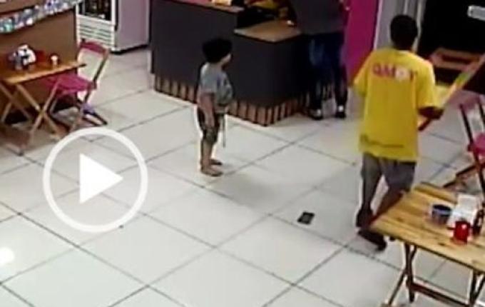 Ladrão que ‘foi salvo’ pela PM tomou até cadeirada durante assalto em SC; veja o vídeo