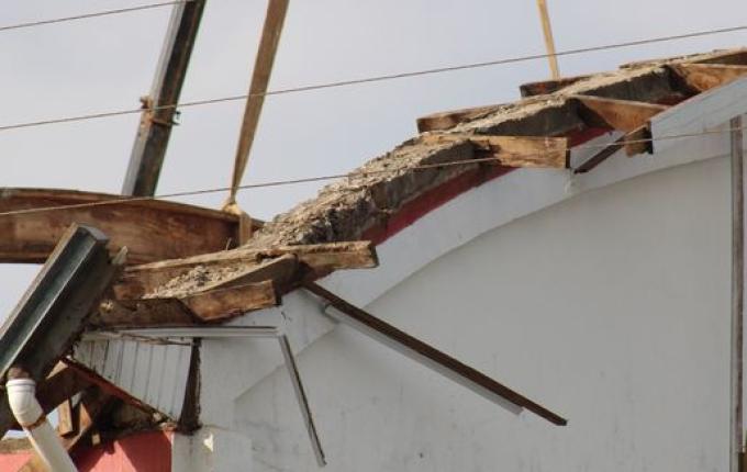 Trabalhador sofre ferimentos graves após estrutura cair sobre ele em SMOeste