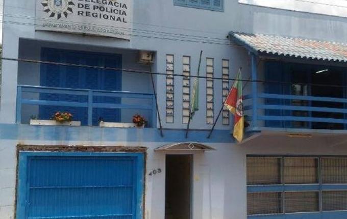 Homem realiza obra com materiais da construção do vizinho