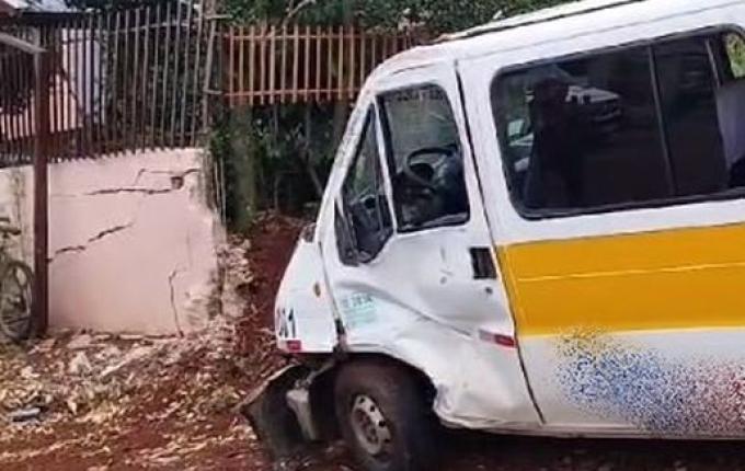 Oito crianças ficam feridas em acidente com Van escolar em Pato Branco