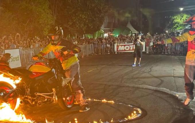 XX Motocão: Noite de sábado atrai grande público na praça central de SMO