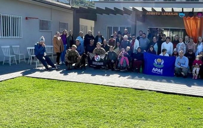 Canil da Polícia Militar visita Apae de Itapiranga